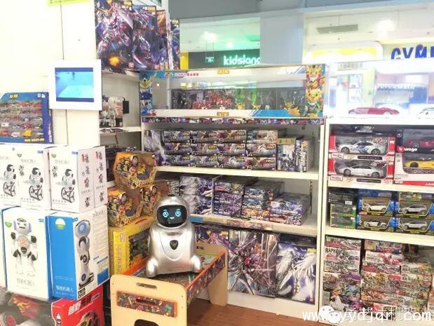 乐乐勇机器人在玩具店展示图