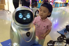小勇机器人在游乐园颇受欢迎