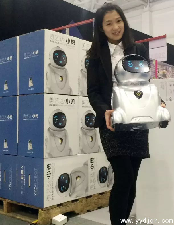 乐乐勇机器人与美女合影